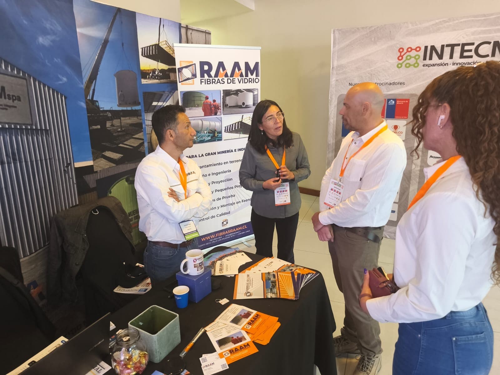 Representantes conversan en el stand de RAAM Fibras de Vidrio durante INTECMIN Calama 2026